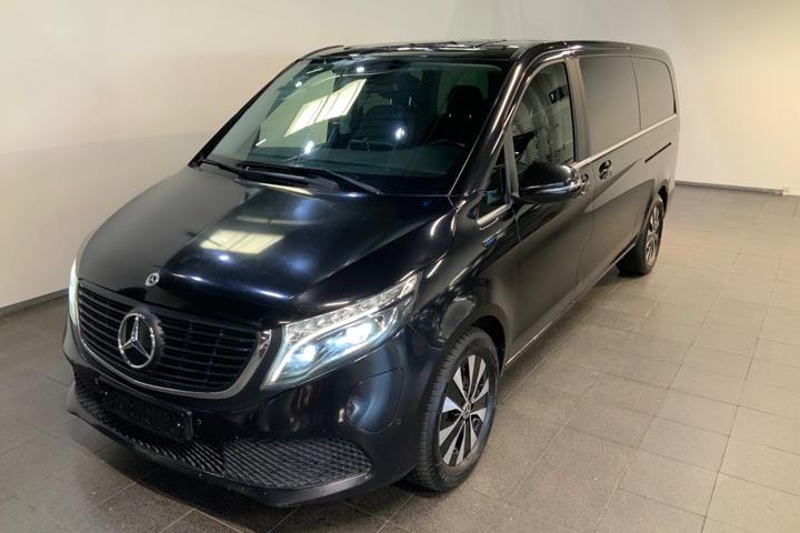 Hvid Mercedes EQV300 fra 2021 set udefra