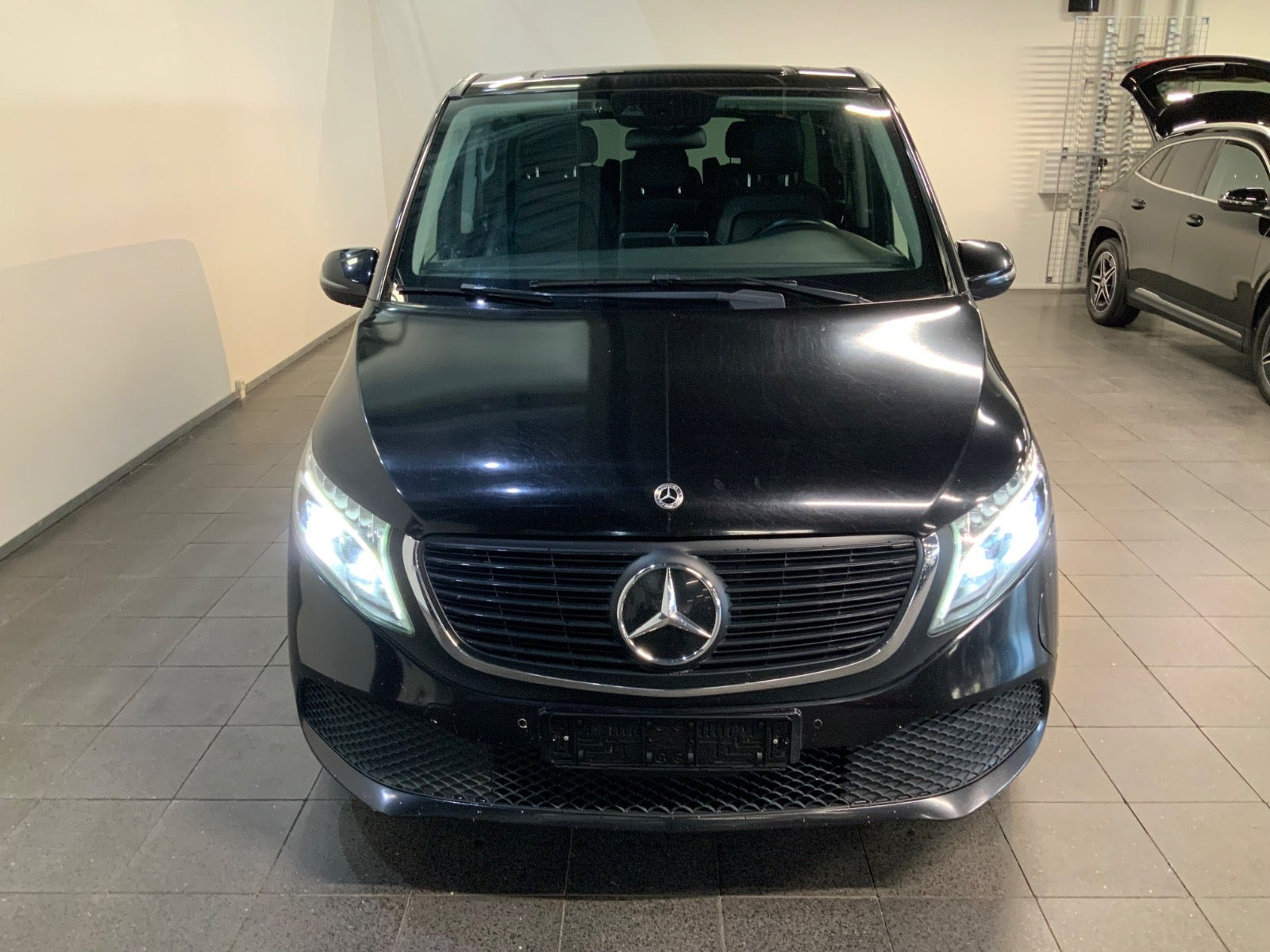 Hvid Mercedes EQV300 fra 2021