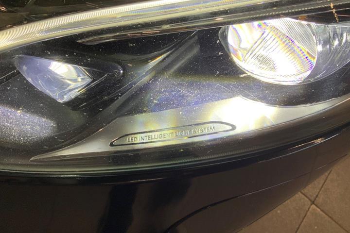 Hvid Mercedes EQV300 fra 2021