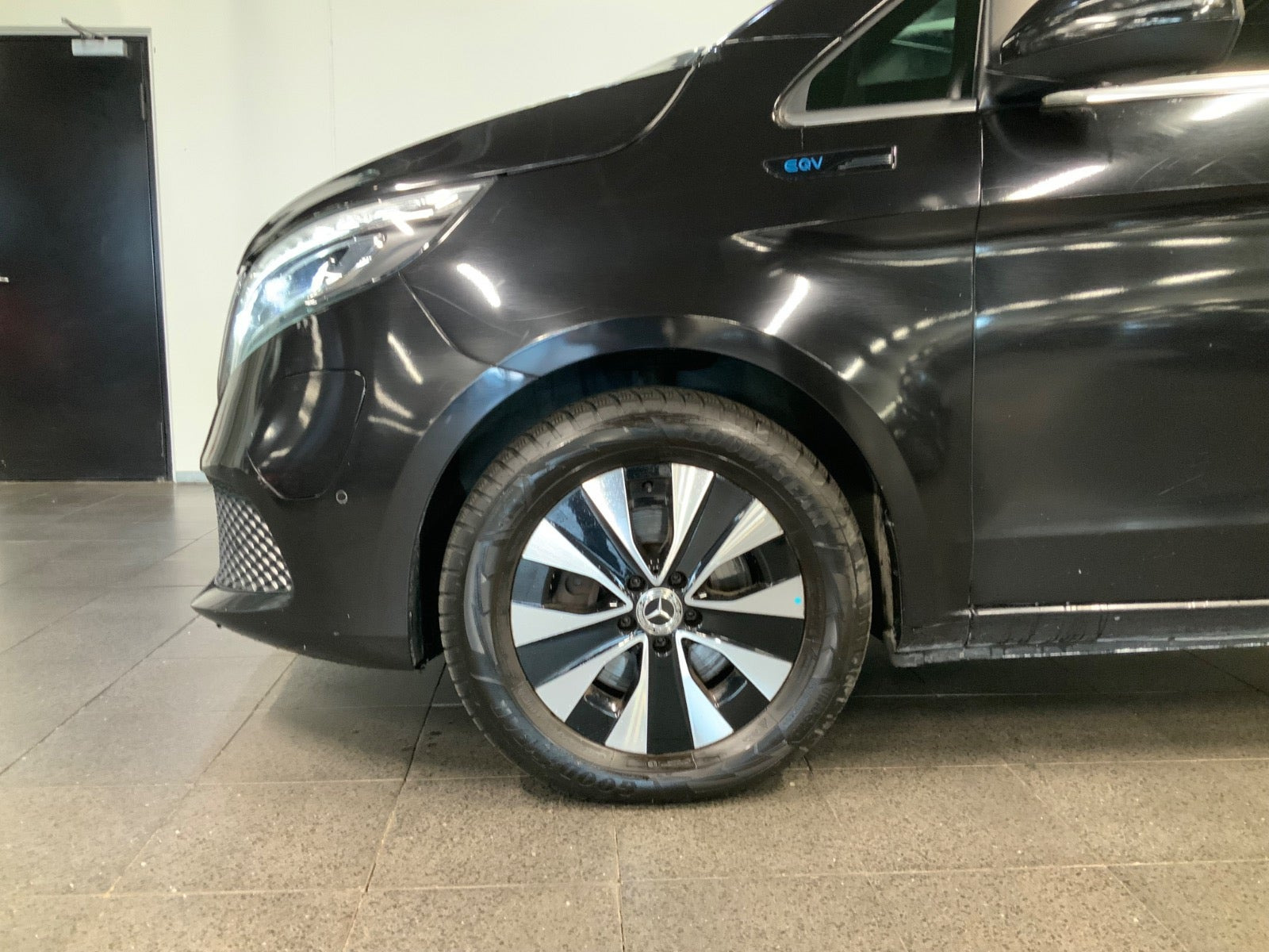 Hvid Mercedes EQV300 fra 2021