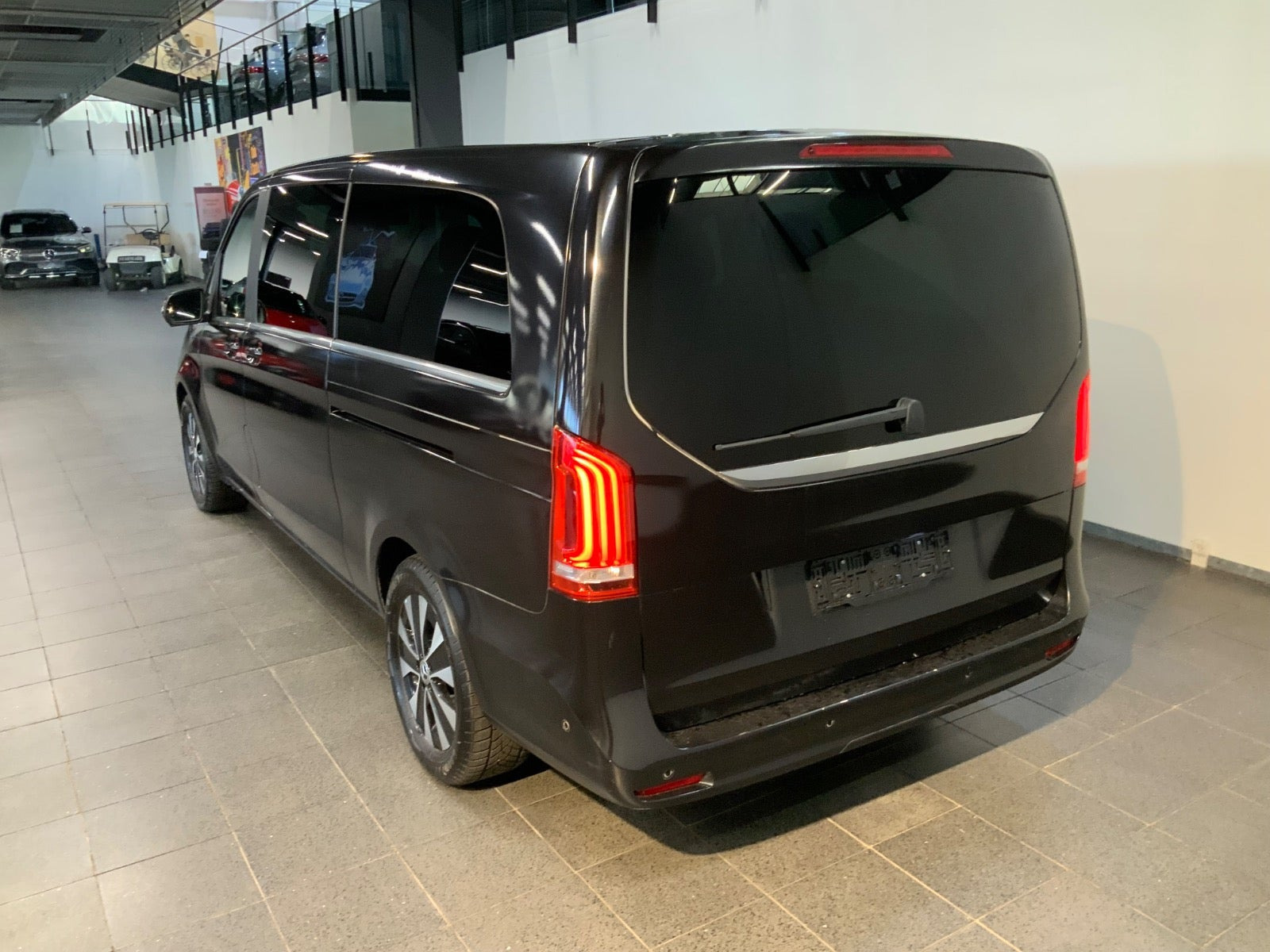 Hvid Mercedes EQV300 fra 2021