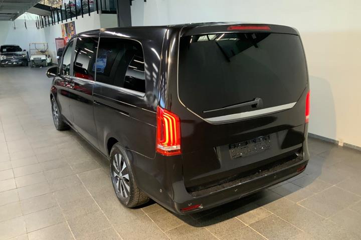 Hvid Mercedes EQV300 fra 2021
