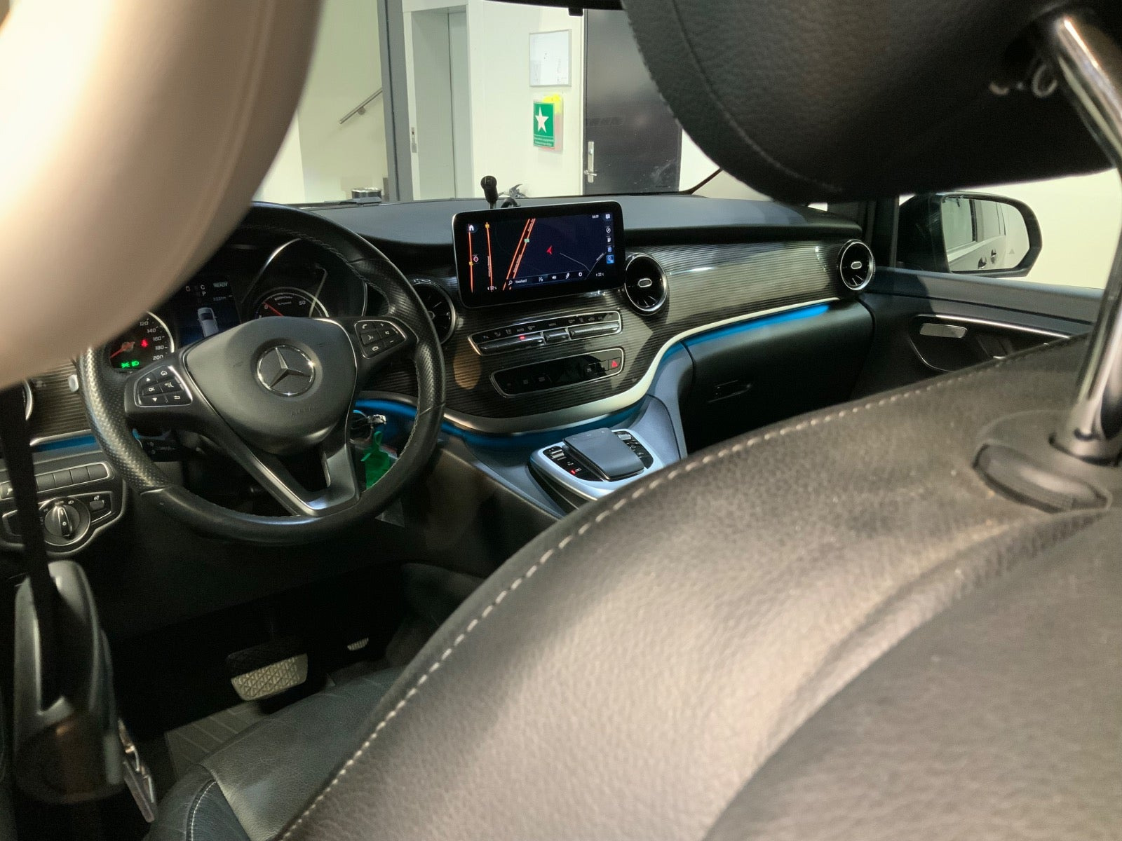 Hvid Mercedes EQV300 fra 2021