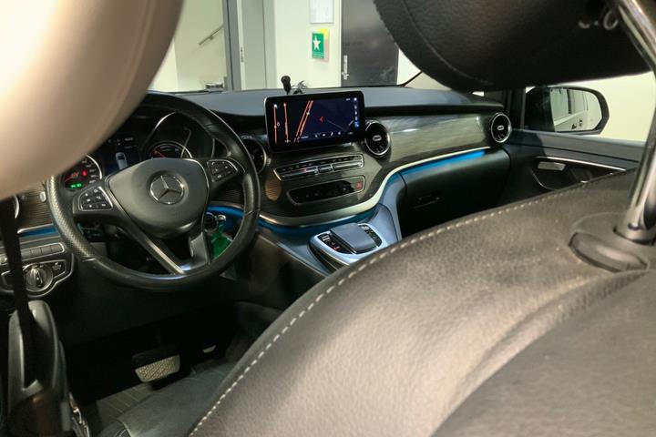 Hvid Mercedes EQV300 fra 2021
