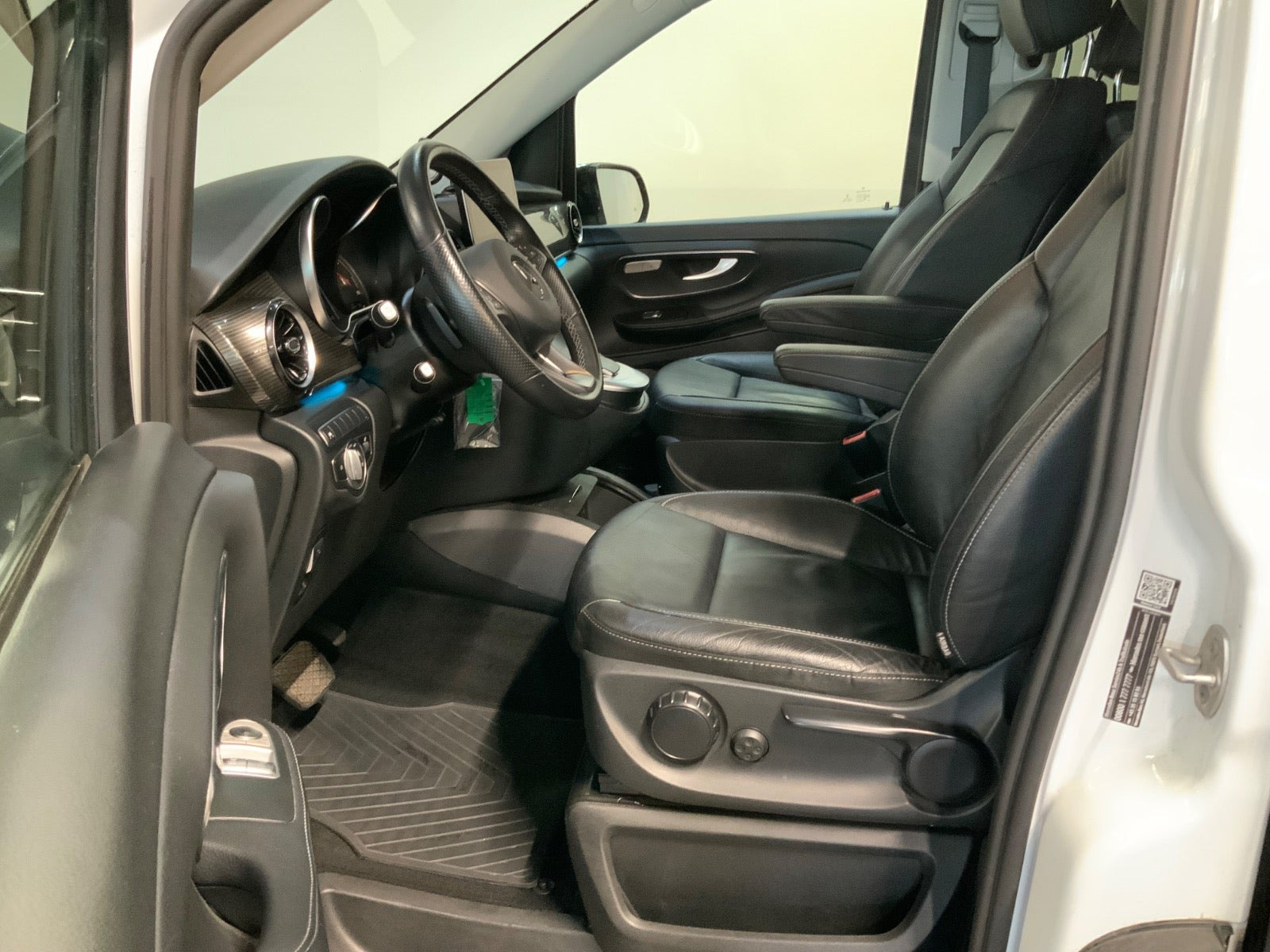 Hvid Mercedes EQV300 fra 2021