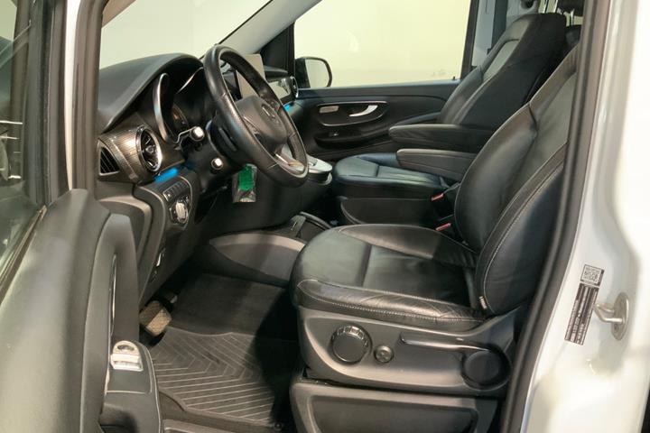 Hvid Mercedes EQV300 fra 2021