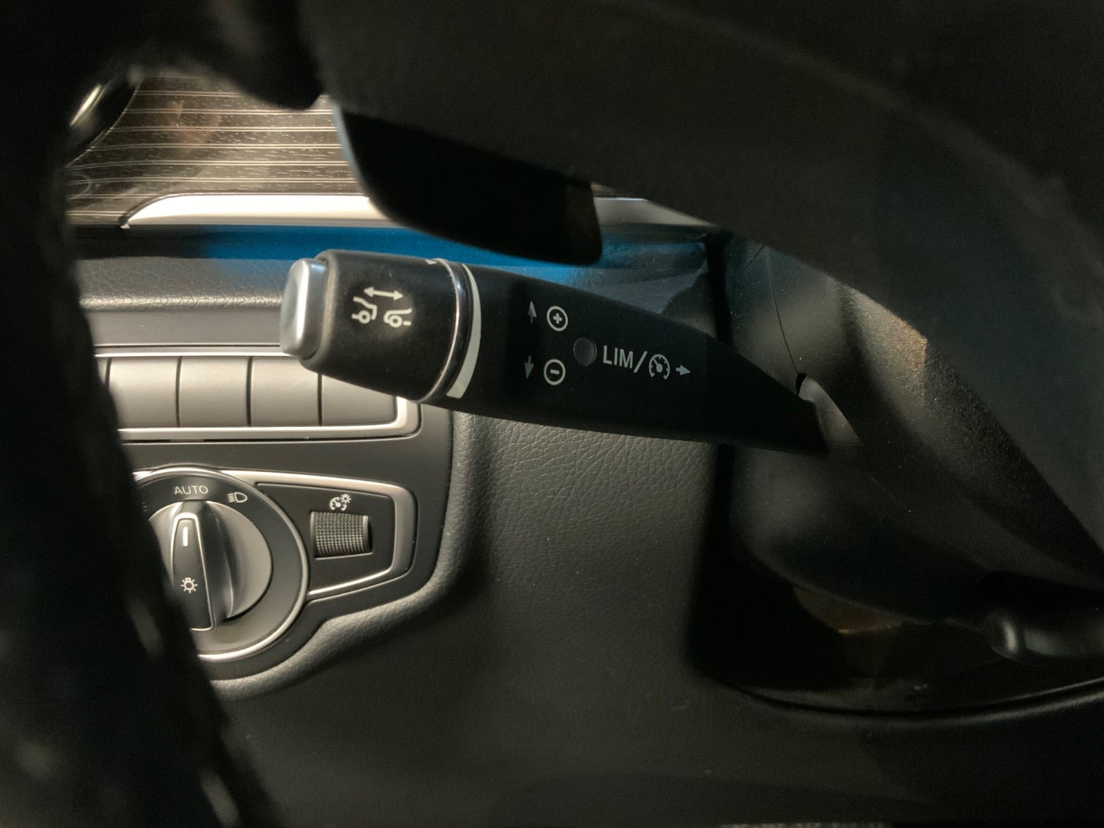 Hvid Mercedes EQV300 fra 2021