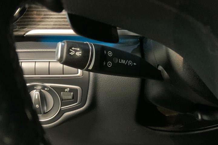 Hvid Mercedes EQV300 fra 2021