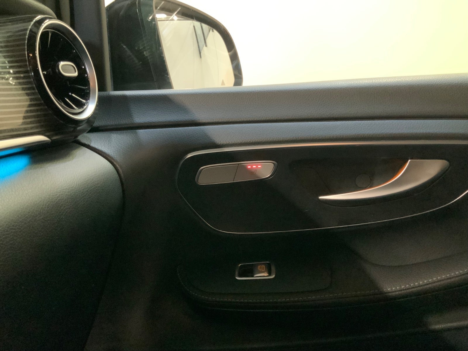 Hvid Mercedes EQV300 fra 2021