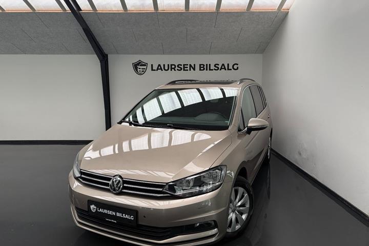 Beige VW Touran fra 2019