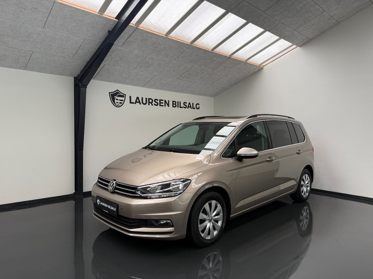 Beige VW Touran fra 2019