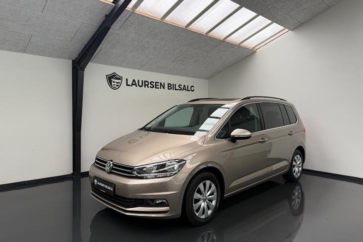 Beige VW Touran fra 2019