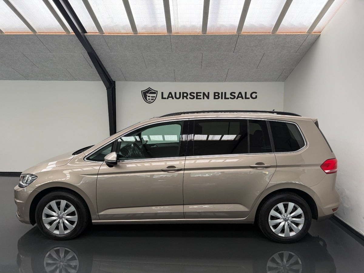 Beige VW Touran fra 2019
