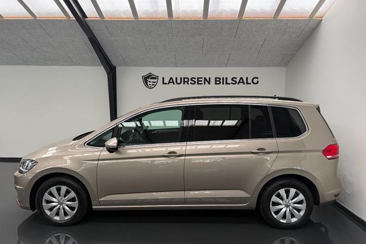 Beige VW Touran fra 2019