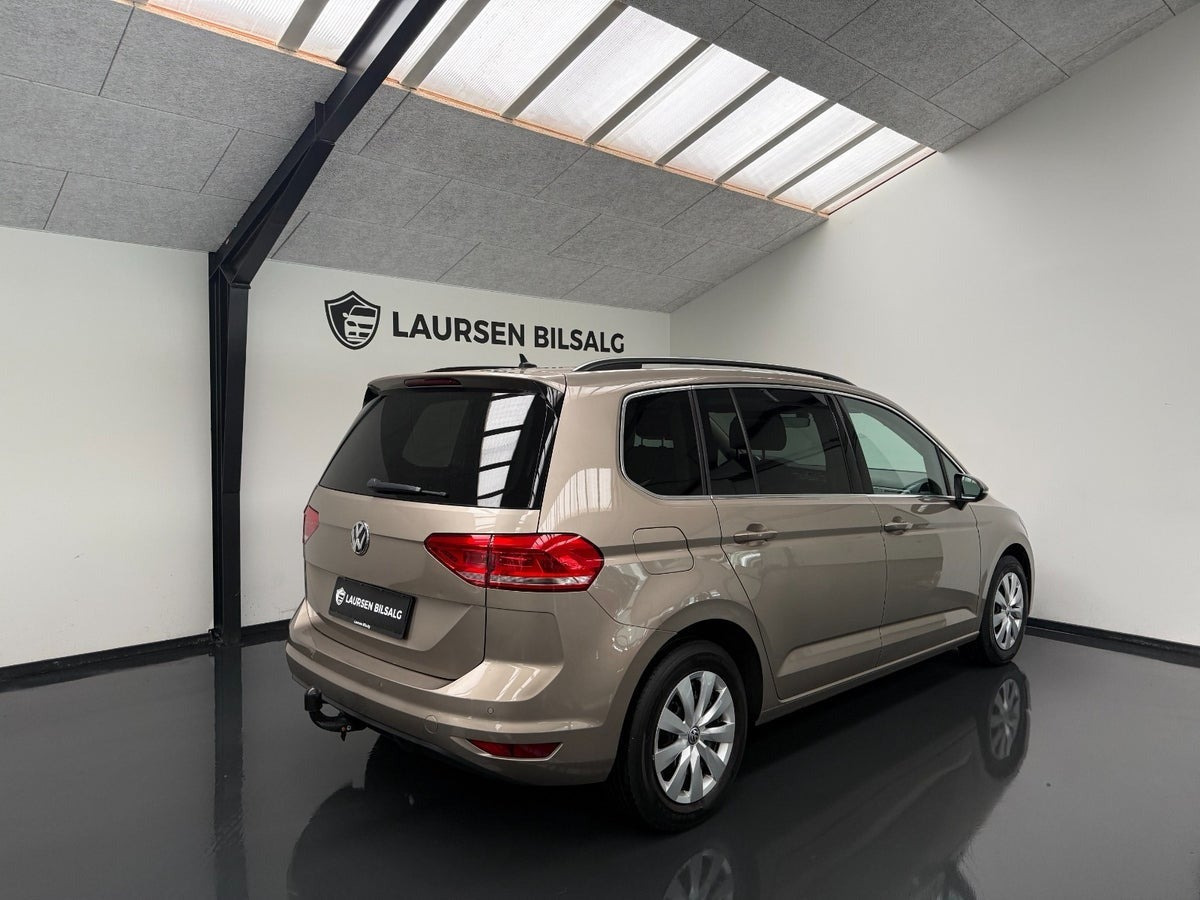 Beige VW Touran fra 2019