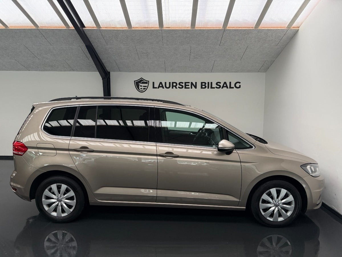 Beige VW Touran fra 2019