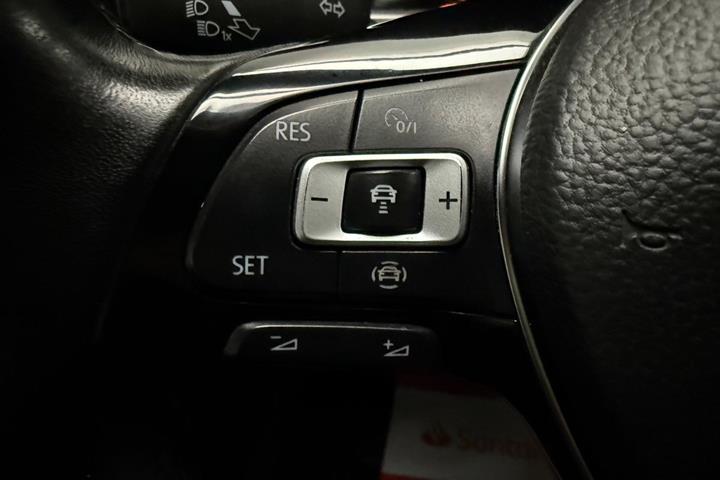 Beige VW Touran fra 2019