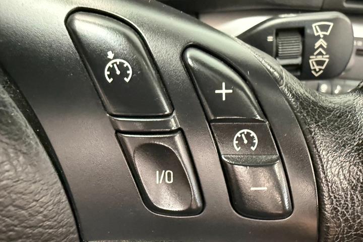 Grå BMW 325Ci fra 2001