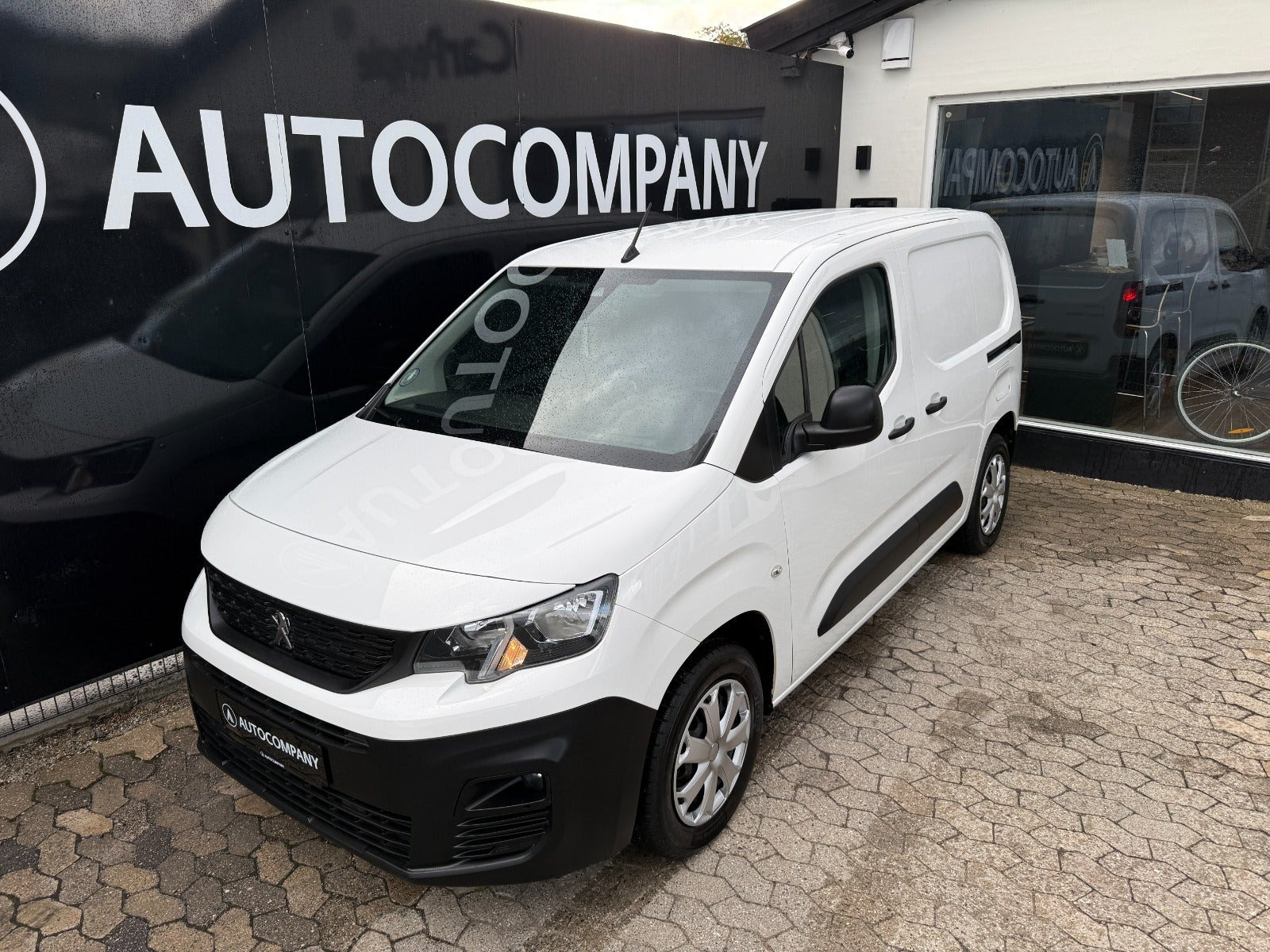 Hvid Peugeot Partner fra 2020