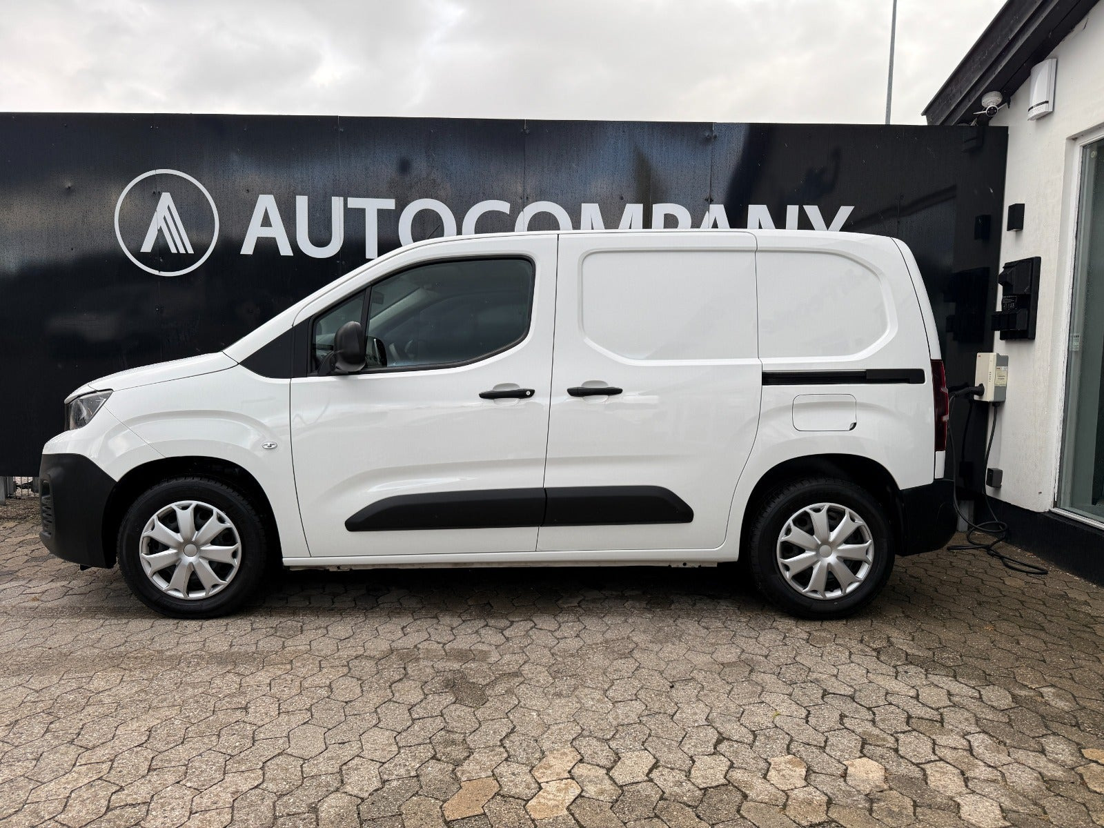 Hvid Peugeot Partner fra 2020