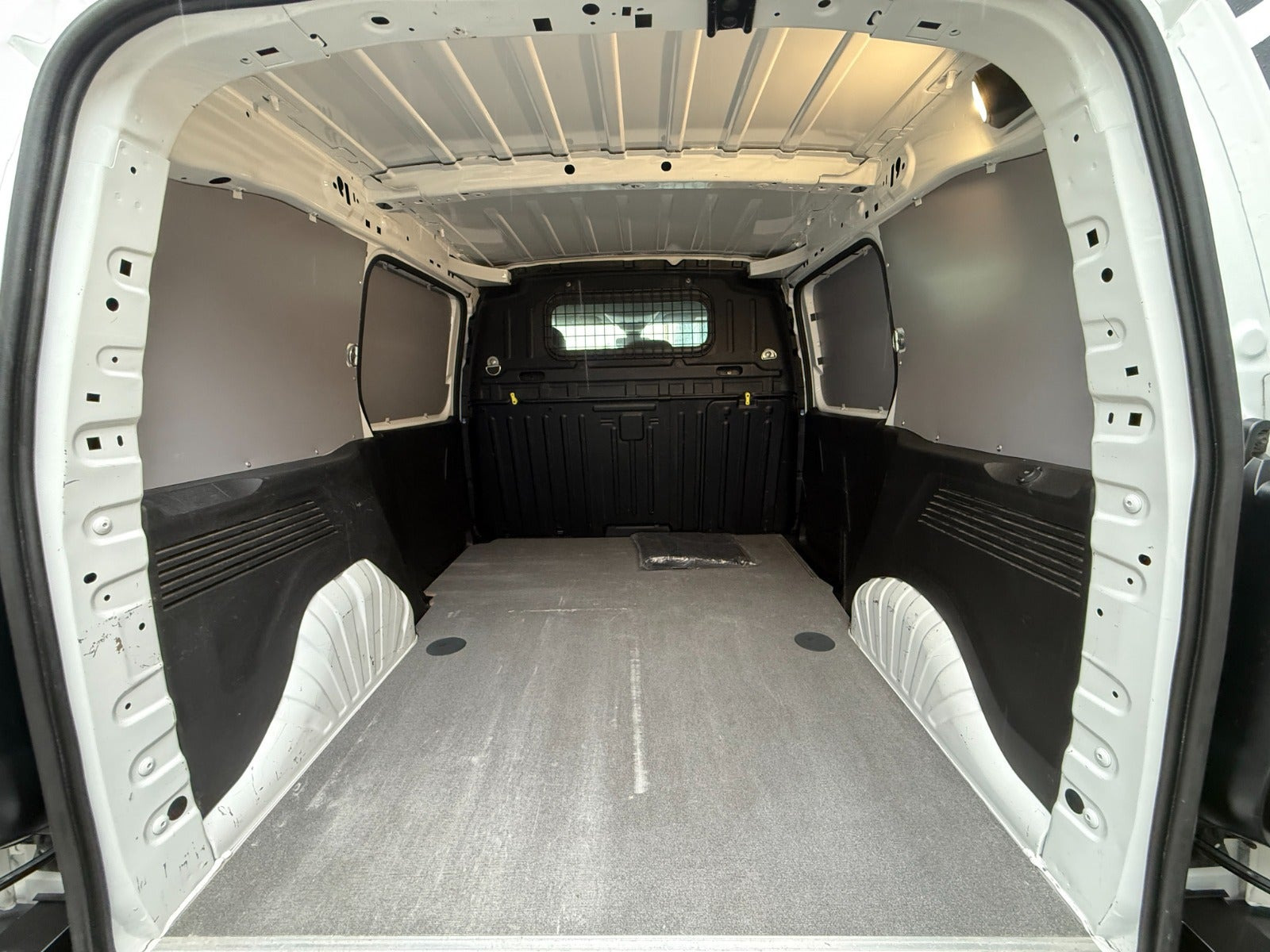 Hvid Peugeot Partner fra 2020