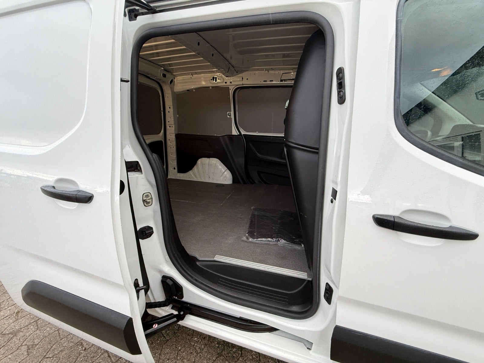 Hvid Peugeot Partner fra 2020