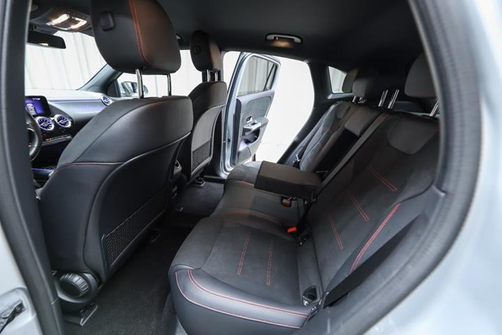Sølv Mercedes EQA350 fra 2025