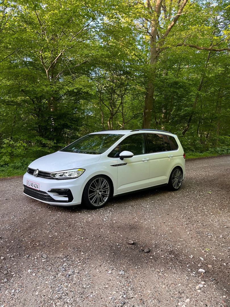 Hvid VW Touran fra 2020