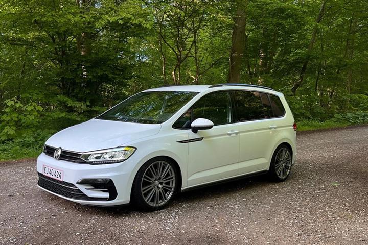 Hvid VW Touran fra 2020