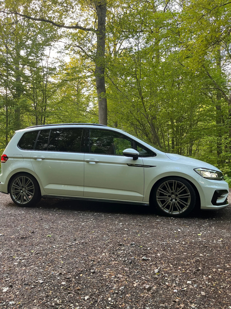 Hvid VW Touran fra 2020