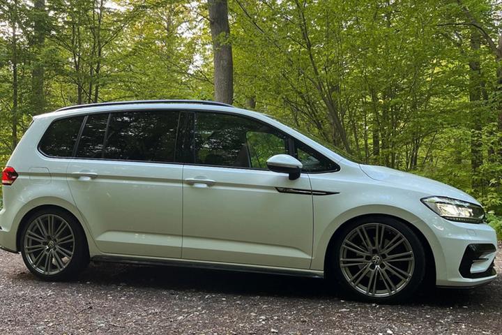 Hvid VW Touran fra 2020