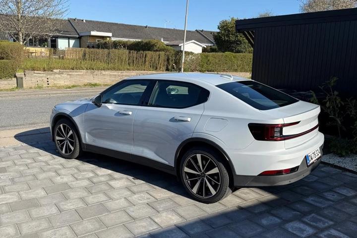 Grå Polestar 2 fra 2022