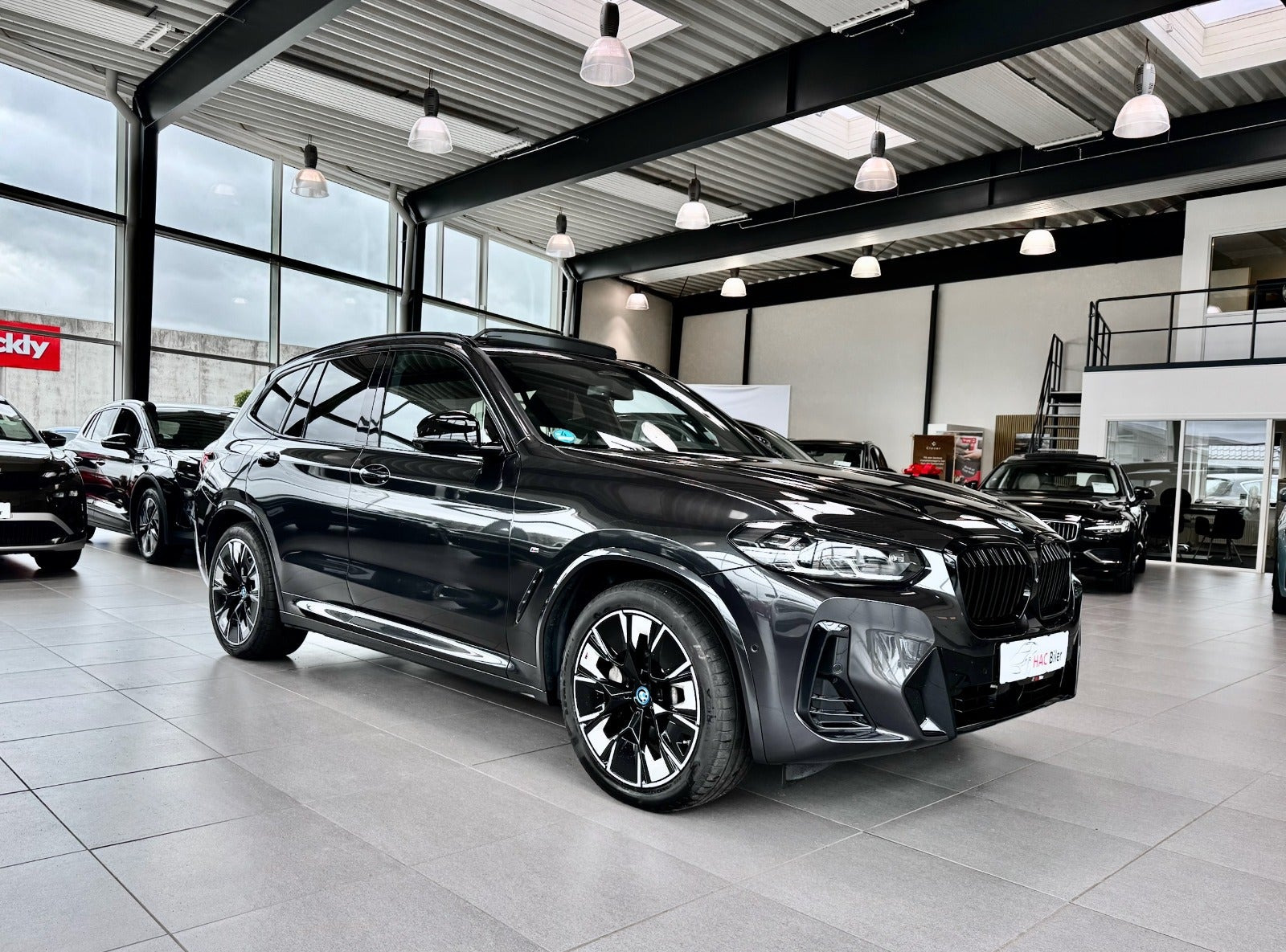 Grå BMW iX3 fra 2023