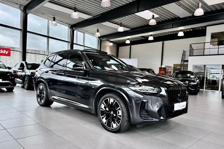 Grå BMW iX3 fra 2023