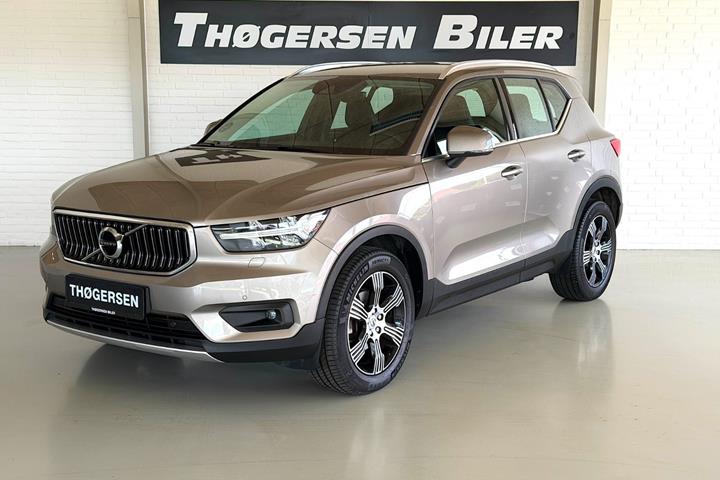 Grå Volvo XC40 fra 2021 set udefra