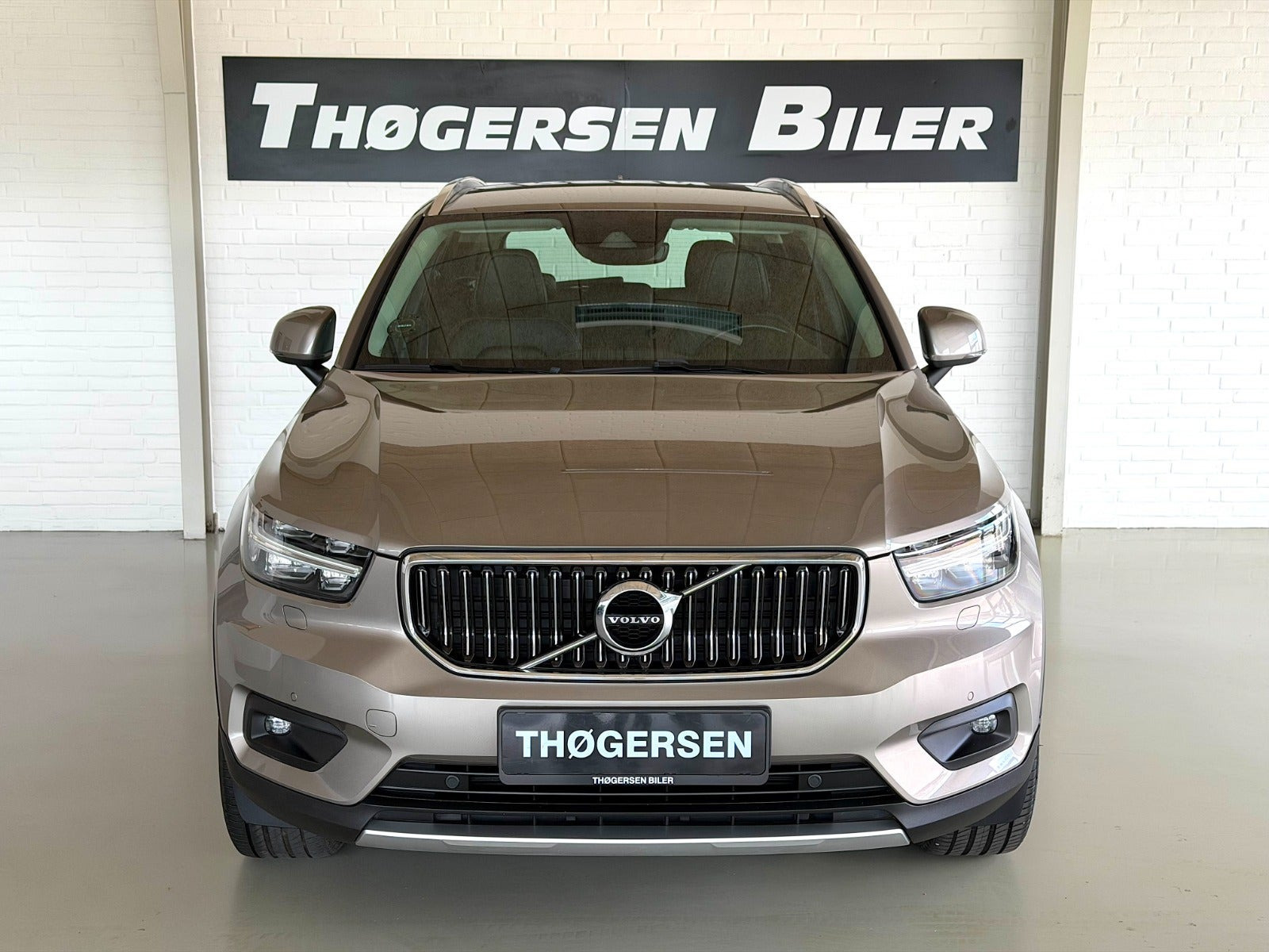 Grå Volvo XC40 fra 2021
