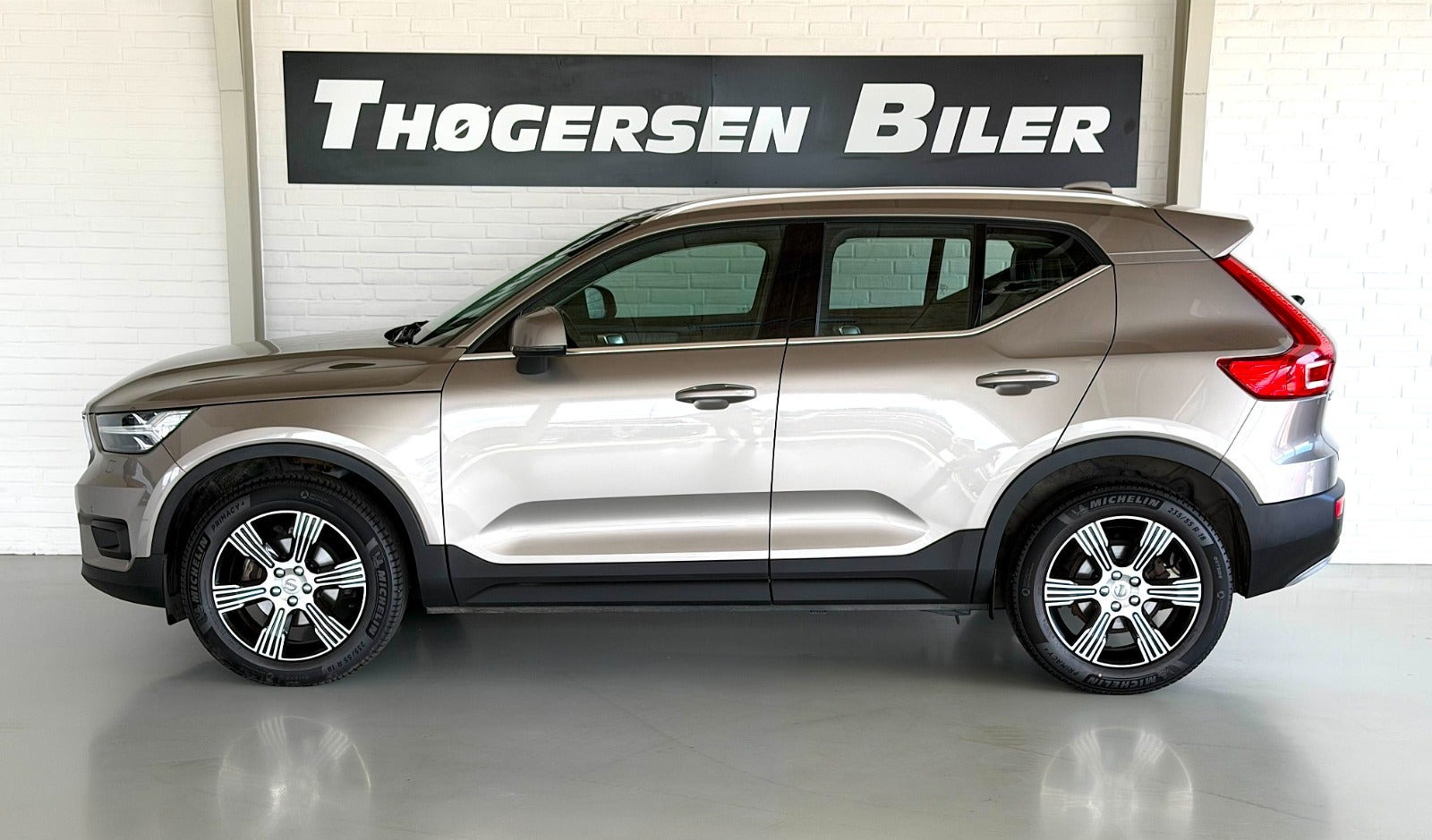 Grå Volvo XC40 fra 2021