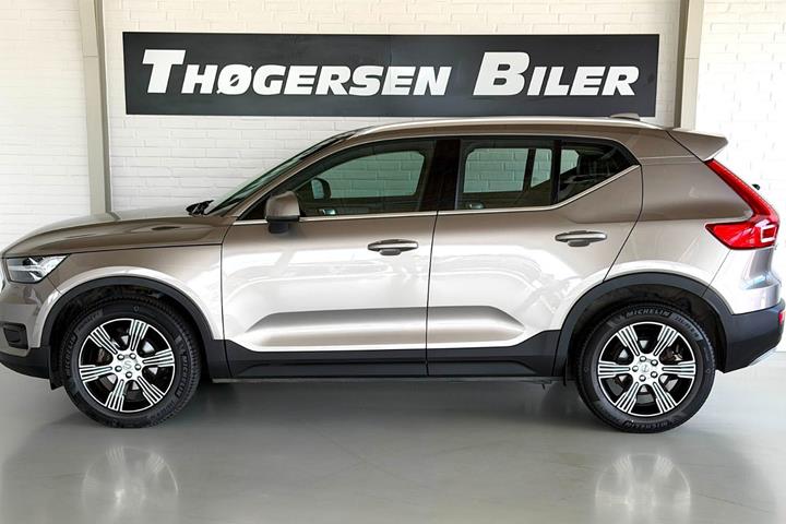 Grå Volvo XC40 fra 2021