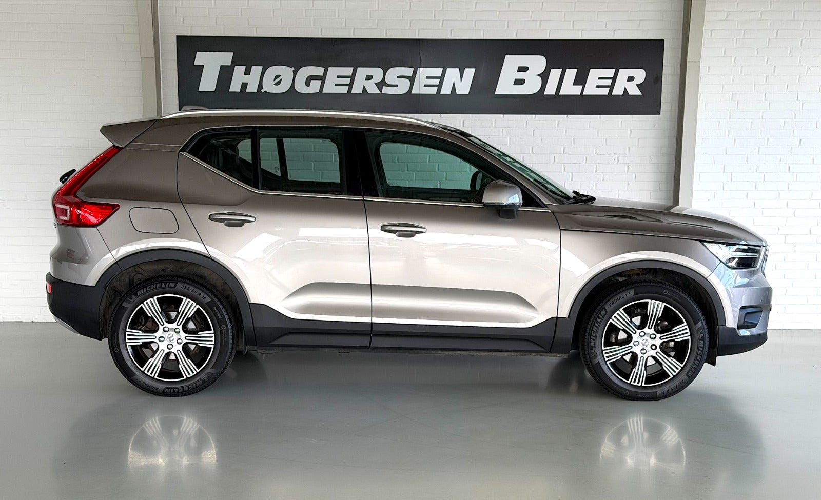 Grå Volvo XC40 fra 2021