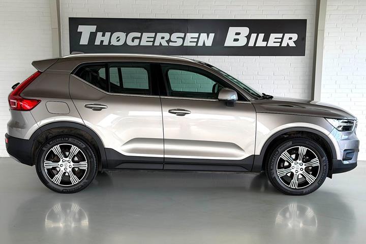 Grå Volvo XC40 fra 2021