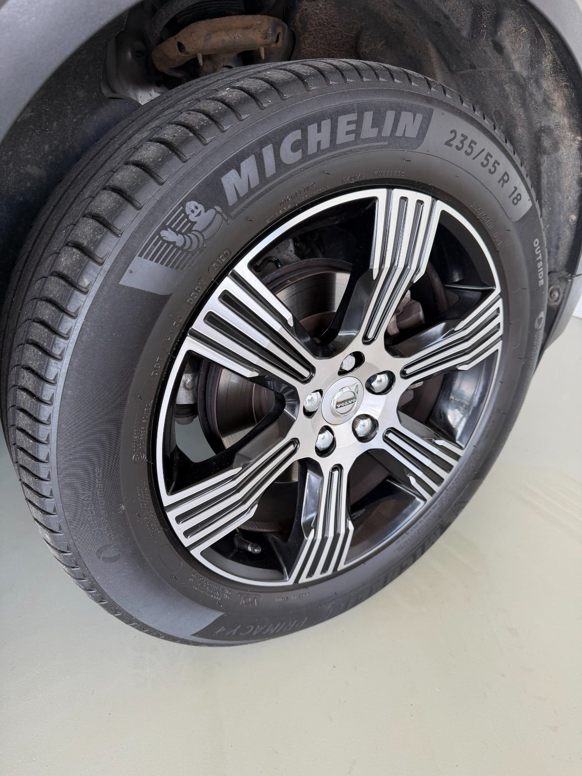 Grå Volvo XC40 fra 2021