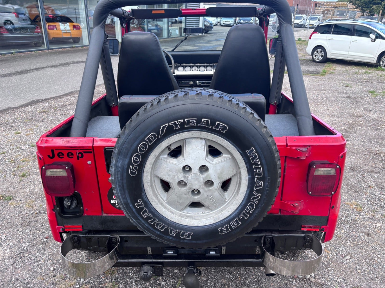 Gul Jeep Wrangler fra 1992