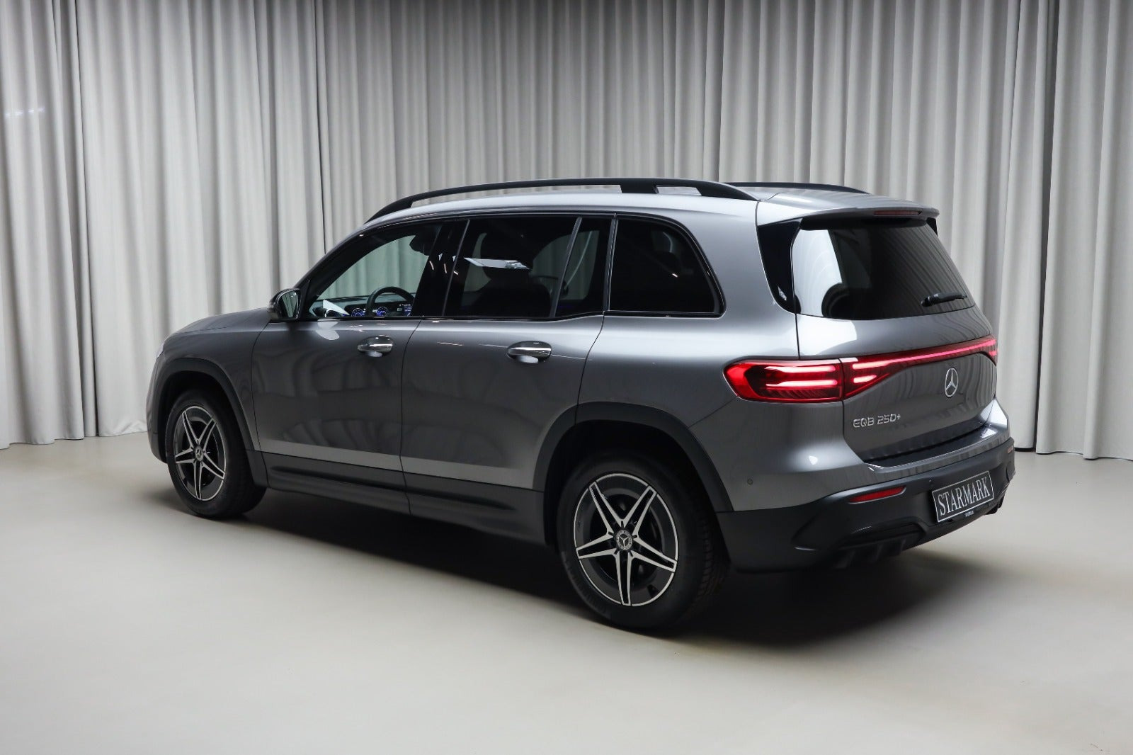Grå Mercedes EQB250+ fra 2026
