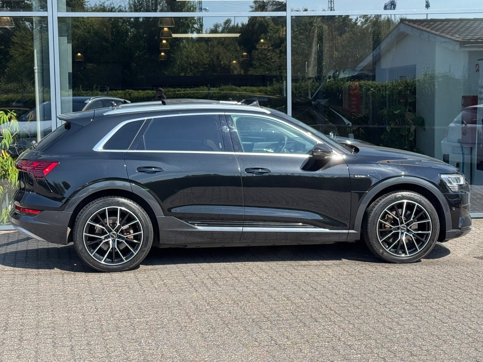 Sort Audi e-tron fra 2022