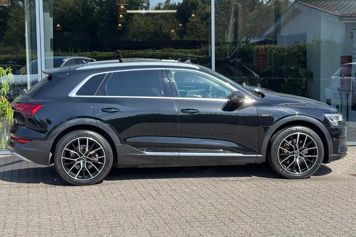Sort Audi e-tron fra 2022