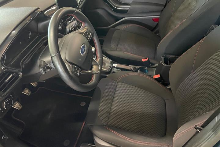 Blå Ford Fiesta fra 2019