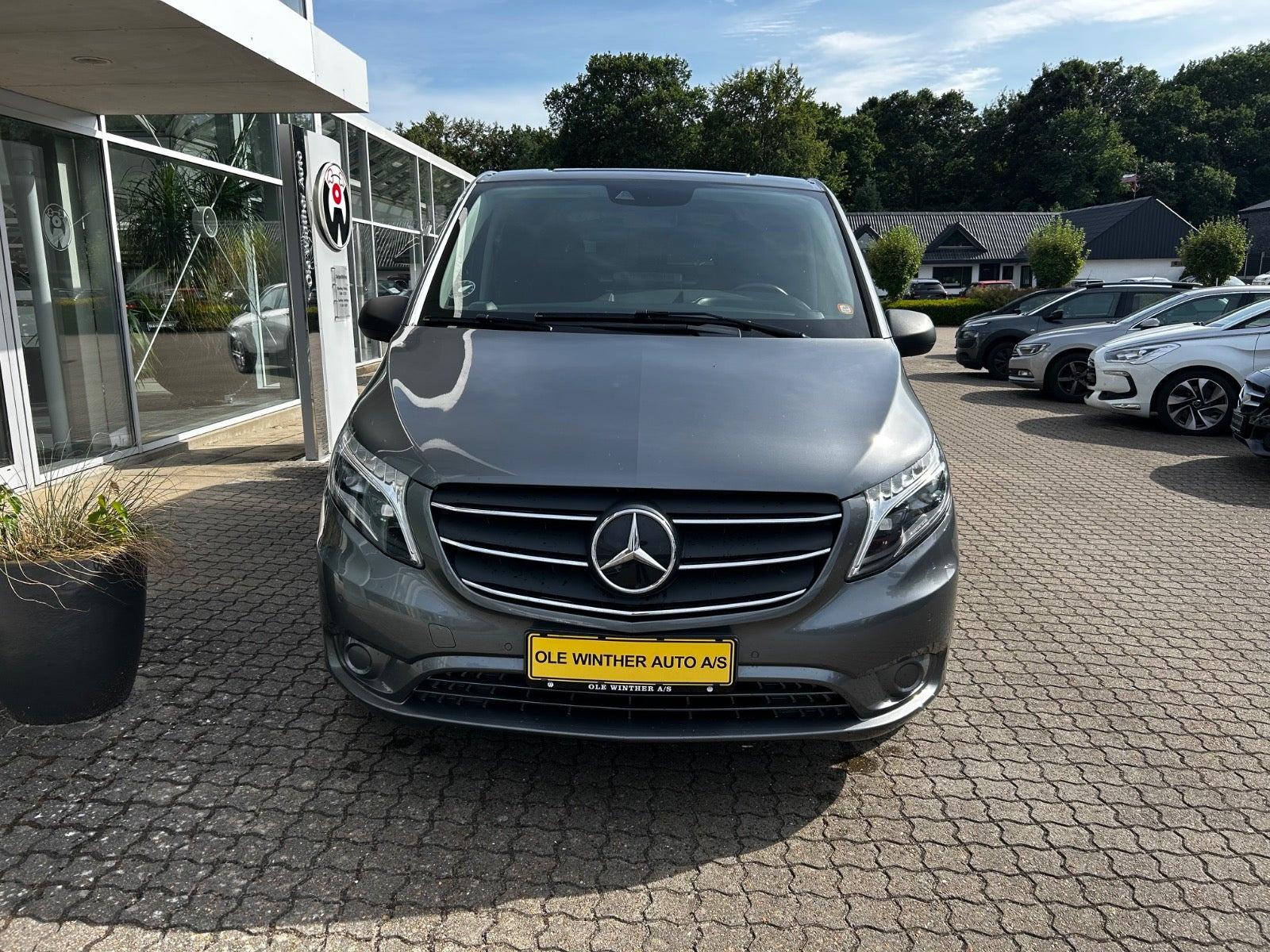 Grå Mercedes Vito 119 fra 2022