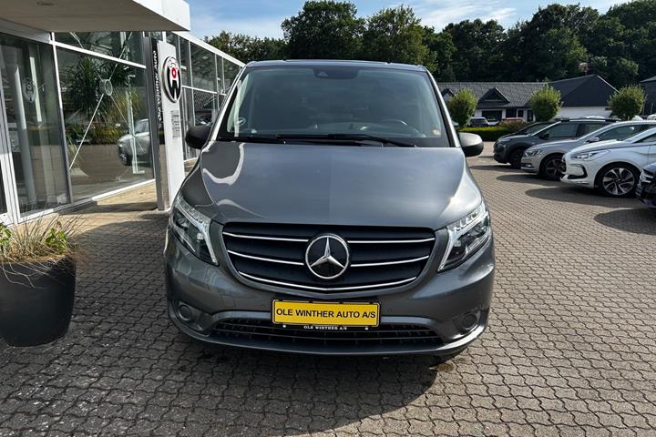 Grå Mercedes Vito 119 fra 2022