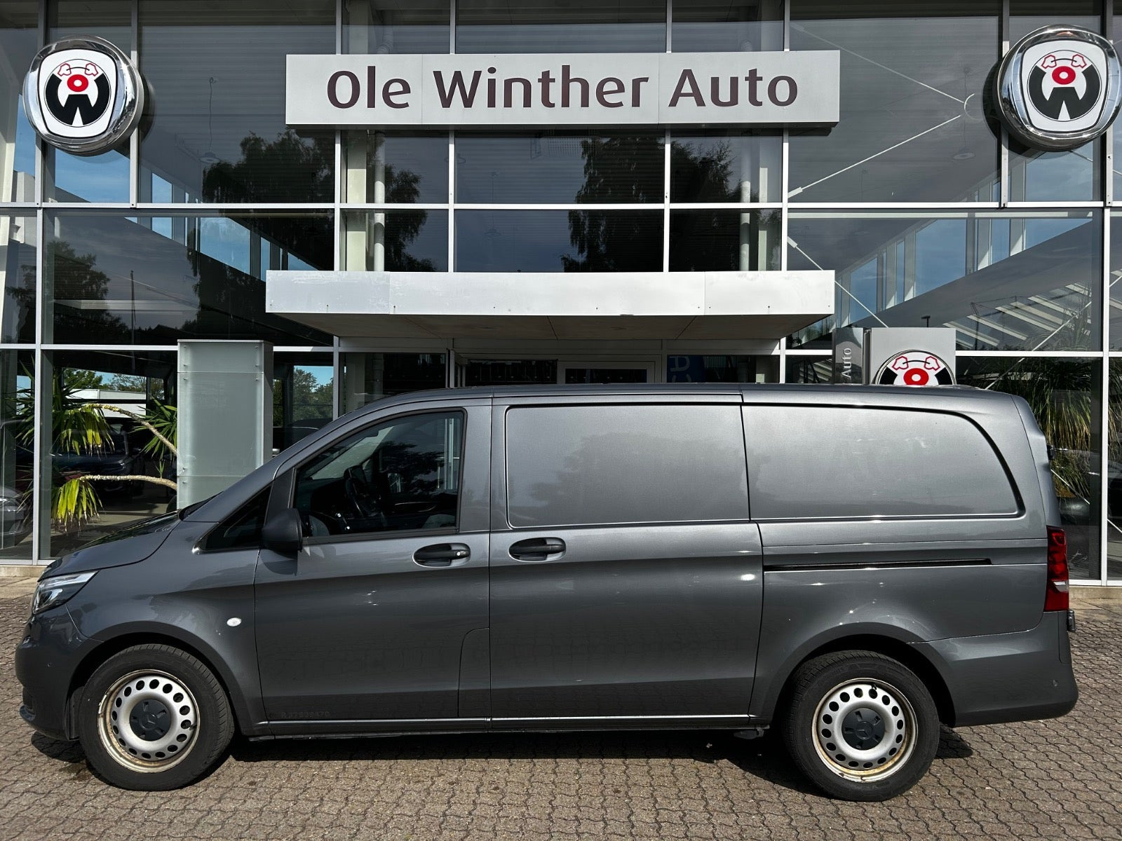 Grå Mercedes Vito 119 fra 2022