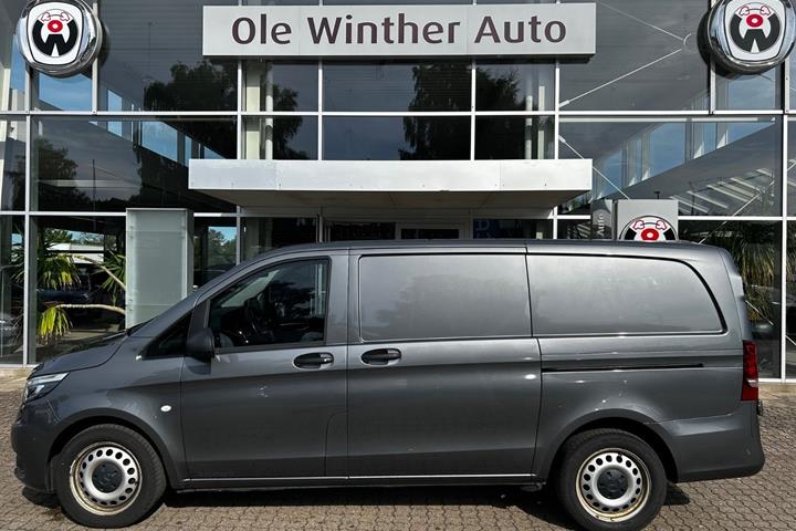 Grå Mercedes Vito 119 fra 2022